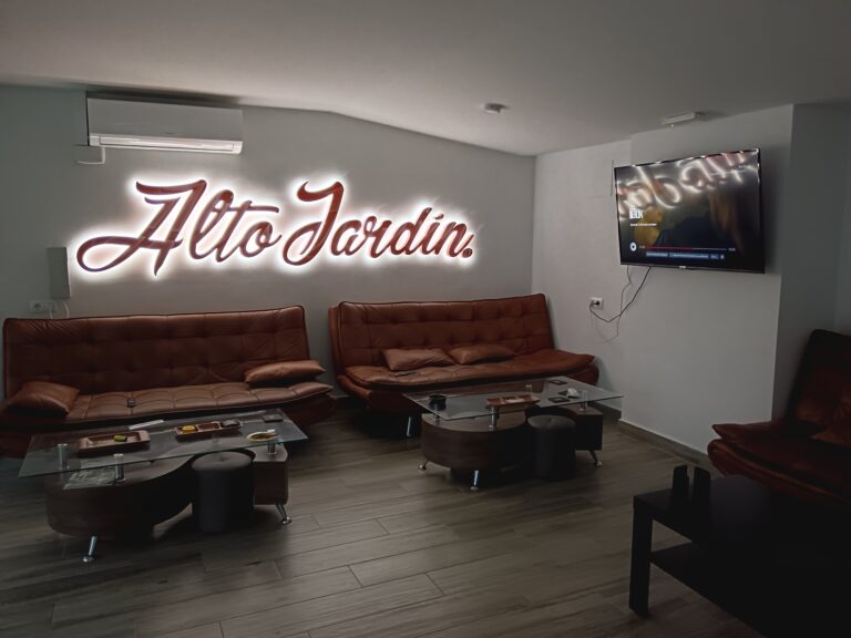 Interior de la segunda planta de Alto Jardín Club en Barcelona